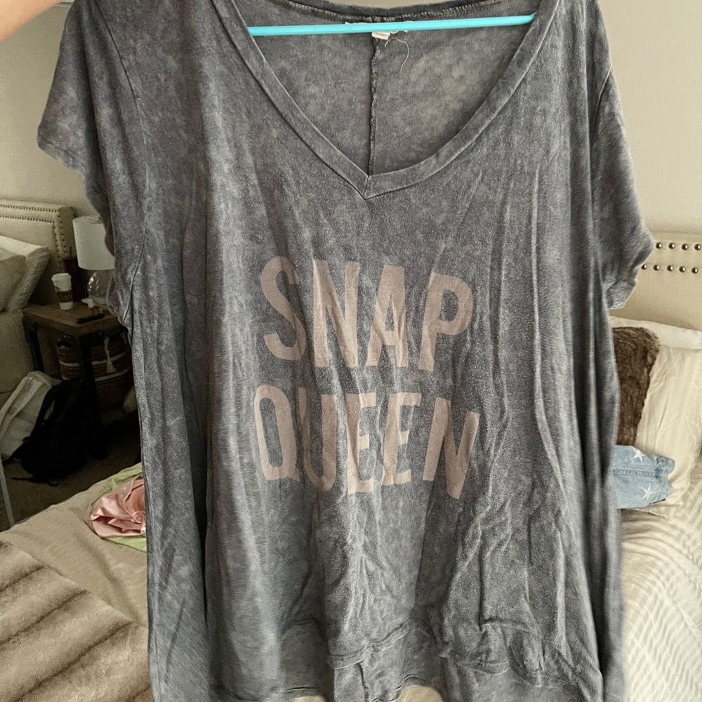 snap queen vneck